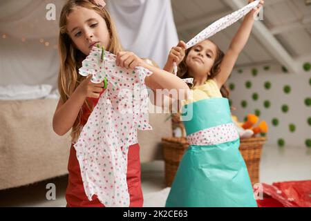 Schwestern machen die besten Freunde. Aufnahme von zwei kleinen Mädchen mit Spaß machen Kleider. Stockfoto