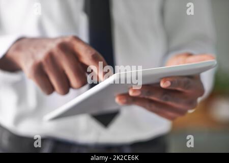 Die Zukunft ist in Berührung. Aufnahme eines Mannes, der sein digitales Tablet berührt. Stockfoto