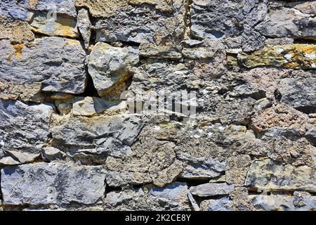 Wand aus unregelmäßigem Schutt Stein als Hintergrund Stockfoto