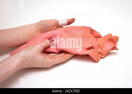 Waschhandschuh in Frauenhänden ruiniert Stockfoto