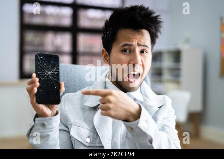 Defekter, Gesprungener Mobiltelefonbildschirm Stockfoto