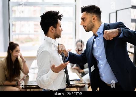 Männerkampf Am Arbeitsplatz. Unhöfliches Argument Stockfoto