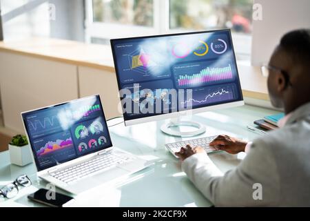 Afroamerikanischer Business Data Analyst Man Stockfoto