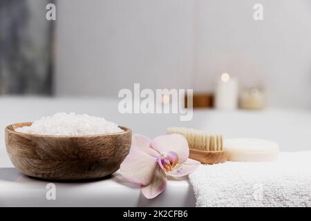 Hotel-Spa-Behandlung oder Hausbad. Badezimmer mit Accessoires auf dem Tablett Stockfoto