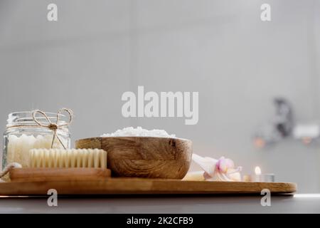 Hotel-Spa-Behandlung oder Hausbad. Badezimmer mit Accessoires auf dem Tablett Stockfoto