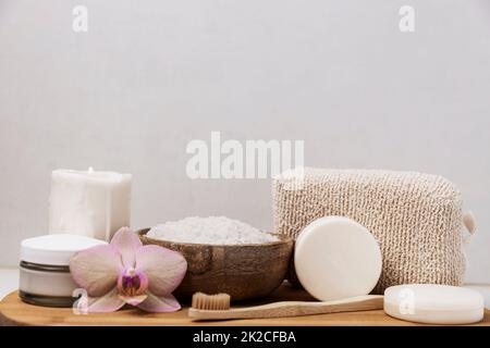 Hotel-Spa-Behandlung oder Hausbad. Badezimmer mit Accessoires auf dem Tablett Stockfoto