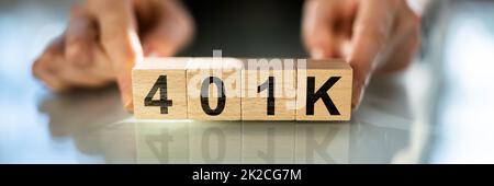 Frau mit 401K Blocks Stockfoto