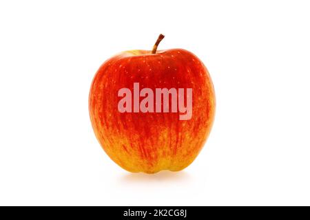 Ein frischer, roter Apfel mit Schatten. Isoliert auf weißem Hintergrund. Nahaufnahme. Stockfoto