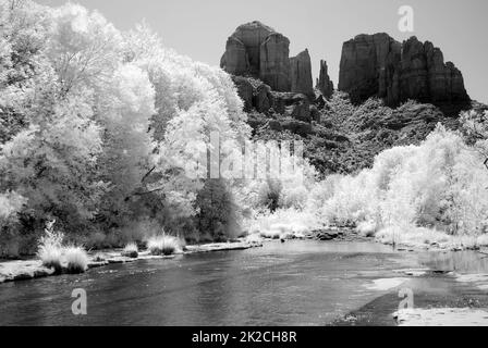 Infrarot Sedona Arizona Cathedral Rock und Oak Creek Stockfoto