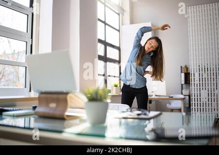 Frau In Hijab, Die Vorne Steht Und Sich Streckt Stockfoto