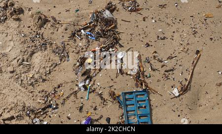 Verschmutzung - Müll am Strand, Umweltverschmutzung. Schmutziger Strand in der Nähe voller Müll ohne Leute. Stockfoto