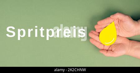 Mit einem gelben Tropfen, Symbol für Gas, Benzin, Diesel und Öl, steht die Preiserhöhung für Benzin in deutscher Sprache auf dem Papier, Inflation Stockfoto