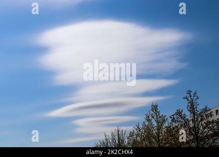 Atemberaubende Zirruswolkenbildung Panorama in einem tiefen blauen Himmel Stockfoto