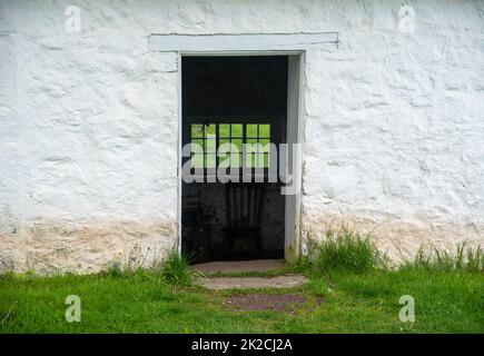 Blick durch die offene Tür im kolonialen amerikanischen steinhaus Stockfoto