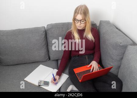 Hausrechnungen-Konzept. Junge Frau bezahlt Rechnungen oder Steuern Stockfoto