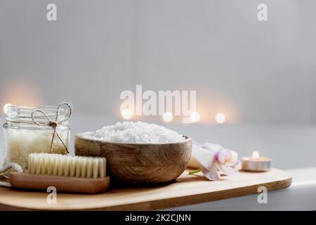 Hotel-Spa-Behandlung oder Hausbad. Badezimmer mit Accessoires auf dem Tablett Stockfoto