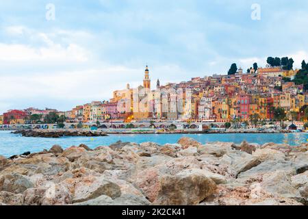 Menton an der französischen Riviera, genannt Coast Azur, liegt bei Sonnenaufgang im Süden Frankreichs Stockfoto