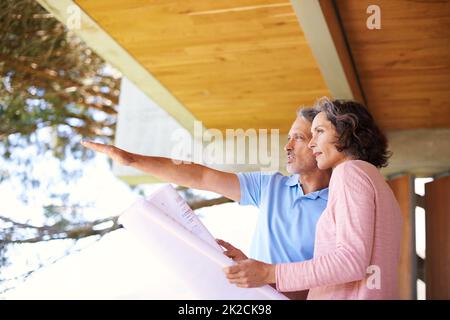 Diese Ergänzung wird Ihnen einen tollen Blick auf die Natur geben. Aufnahme eines reifen Paares, das über Entwürfe diskutiert. Stockfoto