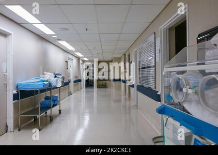 Durchgang zu einwandfreier postnataler Versorgung. Aufnahme eines leeren Korridors in der Neugeborenenenstation eines Krankenhauses. Stockfoto