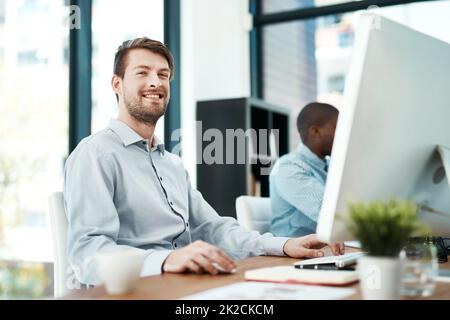 Ich lächle, weil ich die richtigen Werkzeuge habe, um erfolgreich zu sein. Aufnahme junger Designer am Arbeitsplatz. Stockfoto