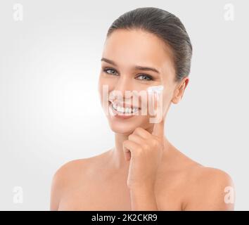 Perfektion perfektionieren. Studio-Beauty-Aufnahme einer attraktiven Brünette Frau. Stockfoto