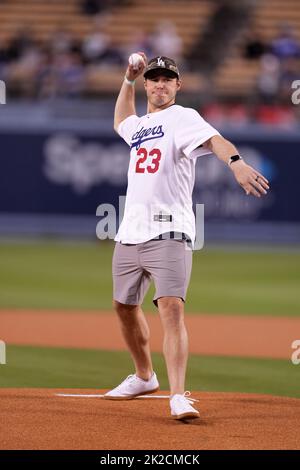 Der rechte Hockeyspieler Dustin Brown der LA Kings wirft das erste Spiel vor dem Spiel zwischen den Los Angeles Dodgers und den Arizona Diamondbacks während eines MLB Baseballspiels am Mittwoch, 21. September 2022, in Los Angeles. Stockfoto