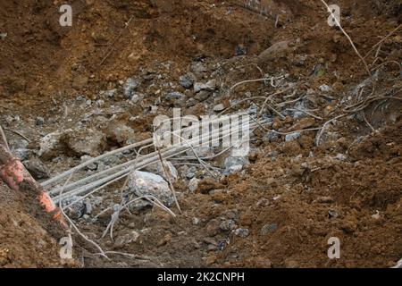 Reste von Stahl nach dem Abriss eines Fundaments in einer Ausgrabung Stockfoto