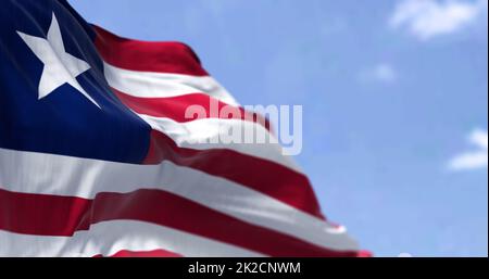 Detail der Nationalflagge Liberias, die an einem klaren Tag im Wind winkt Stockfoto