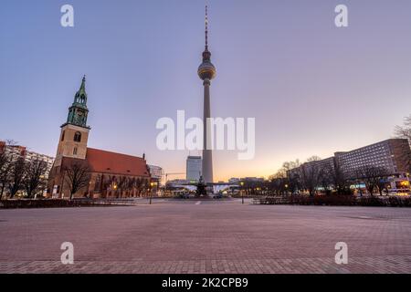 Der berühmte Alexanderplatz in Berlin ohne Menschen vor Sonnenaufgang Stockfoto