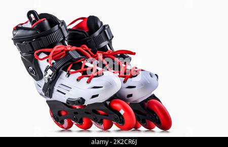 Ein paar Inline-Skates isoliert auf weißem Hintergrund Stockfoto