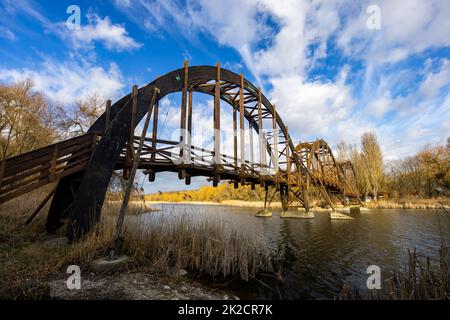 Holzbrücke im Naturschutzgebiet Balaton-Felvideki, Kis-Balaton, Transdanubien, Ungarn Stockfoto