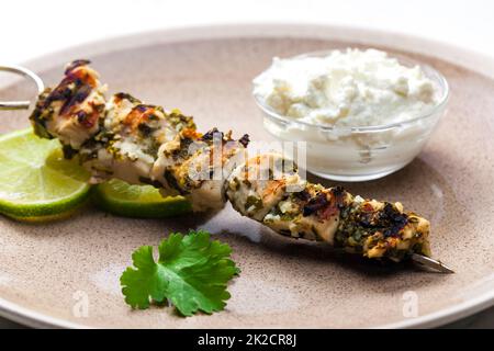 Kräuterspieß mit Joghurtdressing Stockfoto