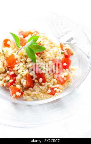 Bulgur-Salat mit Tomaten und Minze Stockfoto