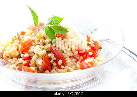 Bulgur-Salat mit Tomaten und Minze Stockfoto