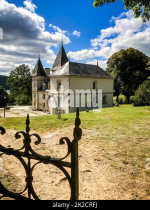 Altes Schloss und Feld rund um den See von Vassiviere Stockfoto