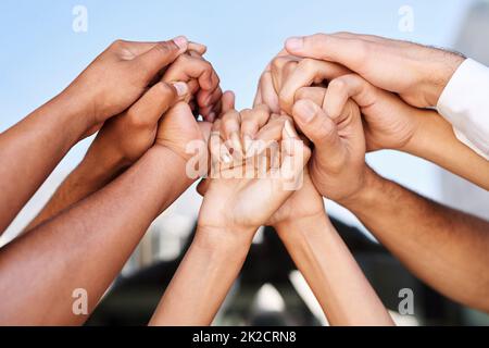 Wir sind eins. Ausgeschnittene Aufnahme einer Gruppe von Händen nicht erkennbarer Völker. Stockfoto