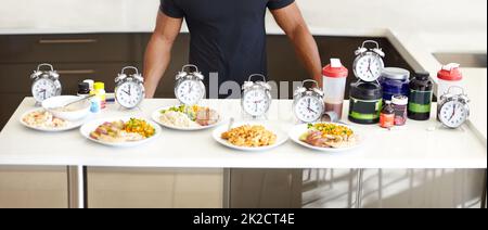 Ausgewogene Mahlzeiten mit strukturierten Mahlzeiten sind ein muss. Beschnittene Ansicht eines Mannes, der hinter seiner perfekt strukturierten täglichen Nahrungsaufnahme steht. Stockfoto