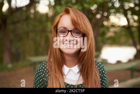 Selbstbewusst und selbstbewusst. Porträt eines attraktiven Teenagers, das im Freien steht. Stockfoto