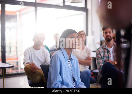 Sie alle haben ihre eigenen Ideen. Eine kurze Aufnahme junger Designer, die in ihrem Büro zusammenarbeiten. Stockfoto