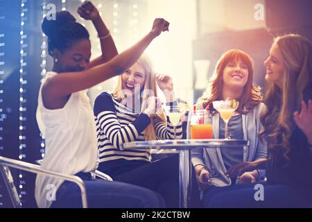 Das ist mein Stau. Aufnahme einer Gruppe von Freunden, die sich bei Cocktails in einem Nachtclub entspannen. Stockfoto