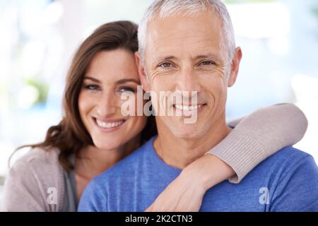 Das Gesicht der Liebe. Aufnahme eines reifen Mannes und seiner jüngeren Frau. Stockfoto