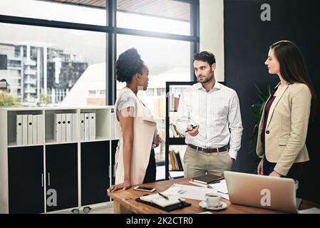 Kommunikation ist der Schlüssel zum Erfolg vieler Projekte. Aufnahme einer Gruppe von Geschäftsleuten, die im Büro eine Diskussion führen. Stockfoto