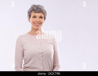 Reifes Vertrauen. Studioportrait einer glücklichen reifen Frau vor weißem Hintergrund. Stockfoto