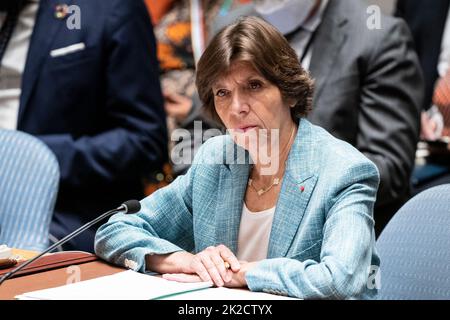 New York, New York, USA. 22. September 2022. Catherine Colonna, Ministerin für Europa und auswärtige Angelegenheiten Frankreichs und Präsidentin des Sicherheitsrates im September, steht dem Treffen des SC „Unterstützung des Friedens und der Sicherheit der Ukraine“ im UN-Hauptquartier vor. An dem Treffen nahmen Außenminister aller Mitglieder des Sicherheitsrats sowie aus der Ukraine, Deutschland, Polen, Litauen, Weißrussland, Tschechische Republik und Josep Borrell Fontelles, hoher Vertreter der Europäischen Union für Außen- und Sicherheitspolitik. (Bild: © Lev Radin/Pacific Press via ZUMA Press WI Stockfoto