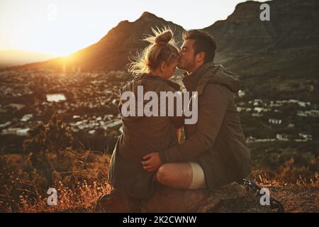 Die faszinierendste Aussicht ist die Person, die ich mitgebracht habe. Eine kurze Aufnahme eines liebevollen Paares auf einem Berggipfel. Stockfoto