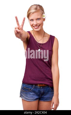 Shes einen freien Geist. Studioporträt einer attraktiven jungen Frau, die das Friedenszeichen isoliert auf Weiß gibt. Stockfoto