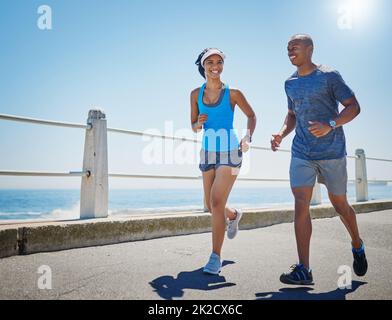 Eine gesunde Beziehung zu teilen. Aufnahme eines jungen, sportlichen Paares, das gemeinsam laufen soll. Stockfoto