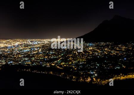 Eine Stadt der Juwelen. Aufnahme der Stadtentwicklung in der Nacht. Stockfoto