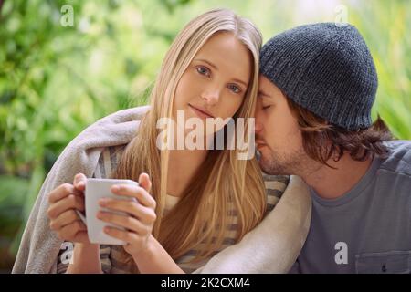 Ich bin mir nicht sicher, was besser ist Ein süßes Paar, das sich über eine Tasse Kaffee festklebt. Stockfoto