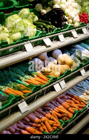 Frisch und bereit zu essen. Regale in einem Lebensmittelgeschäft gefüllt mit frischen Produkten. Stockfoto